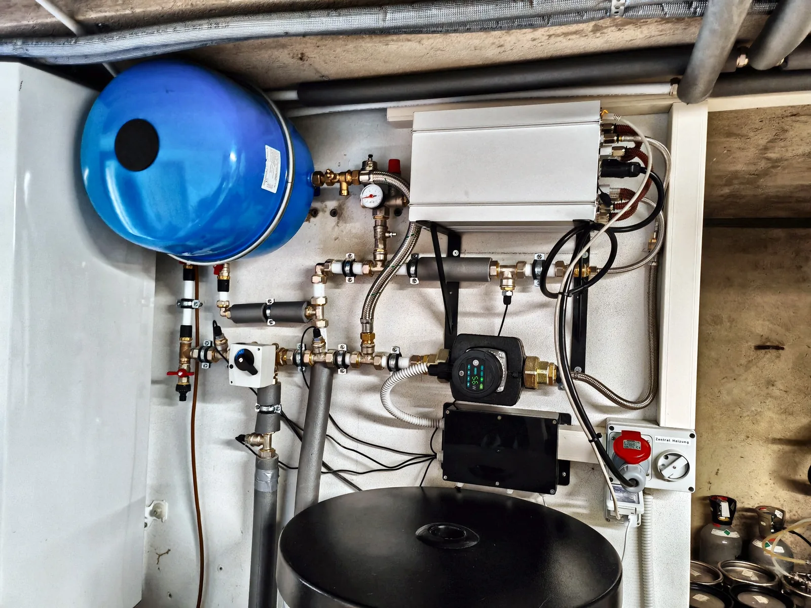 Hydraulische Installation mit Speicher und Regelung