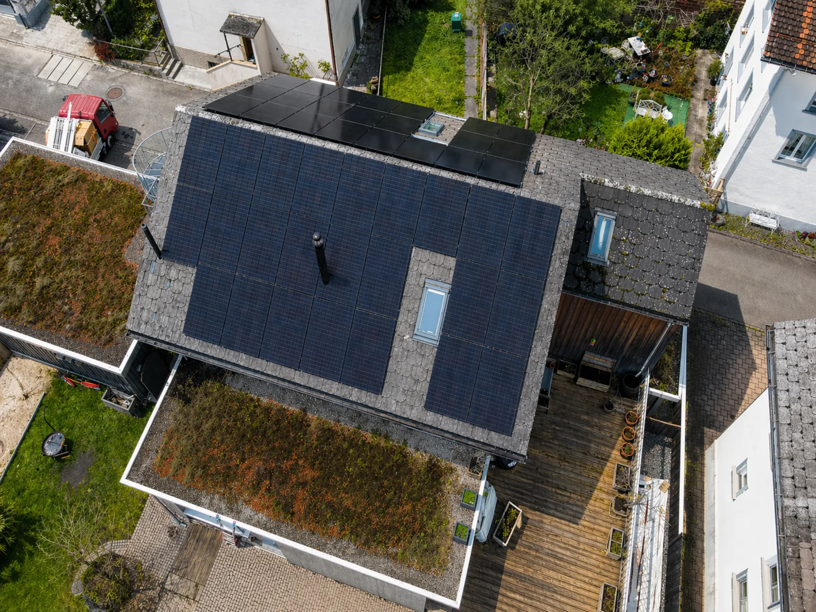 Drohnenaufnahme einer Photovoltaikanlage auf einem Wohnhaus